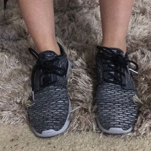 Nike Fly Knit Roshes grayblk.  Size Women’s 7.5